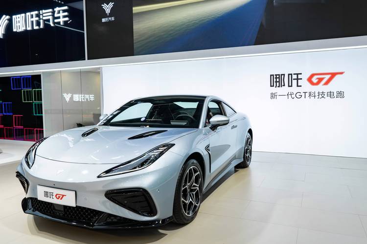 深圳241哪吒汽车在智能汽车领域的表现，领途汽车在新能源汽车市场中的影响力